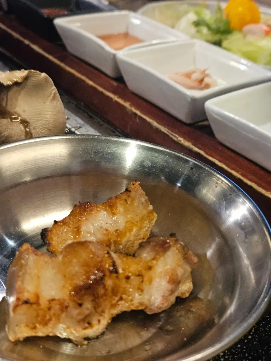 スタッフが食べやすく焼いて個人皿に盛ったオギョプサル