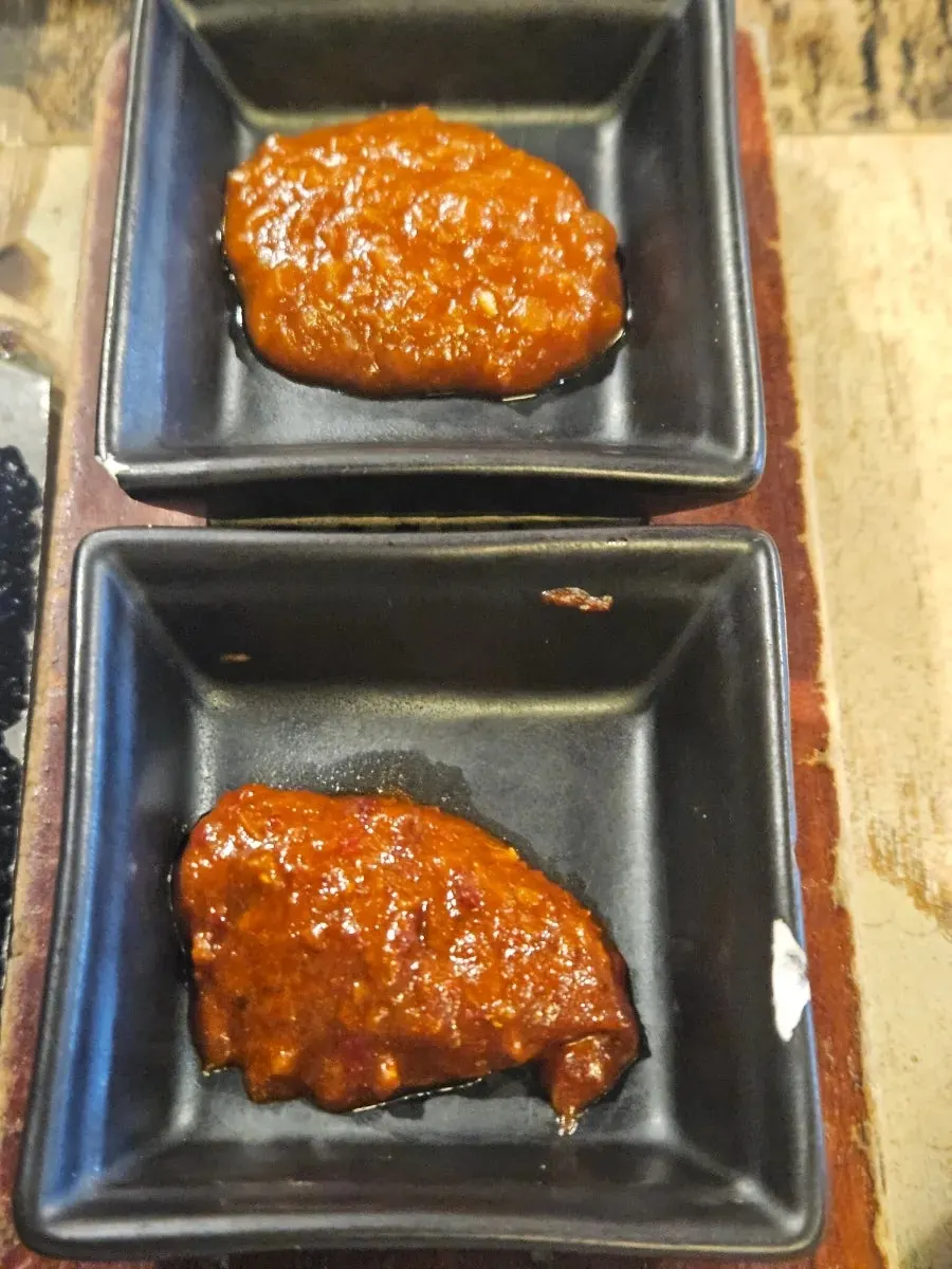 ユクトンリョンで焼いてもらったオギョプサルと副菜