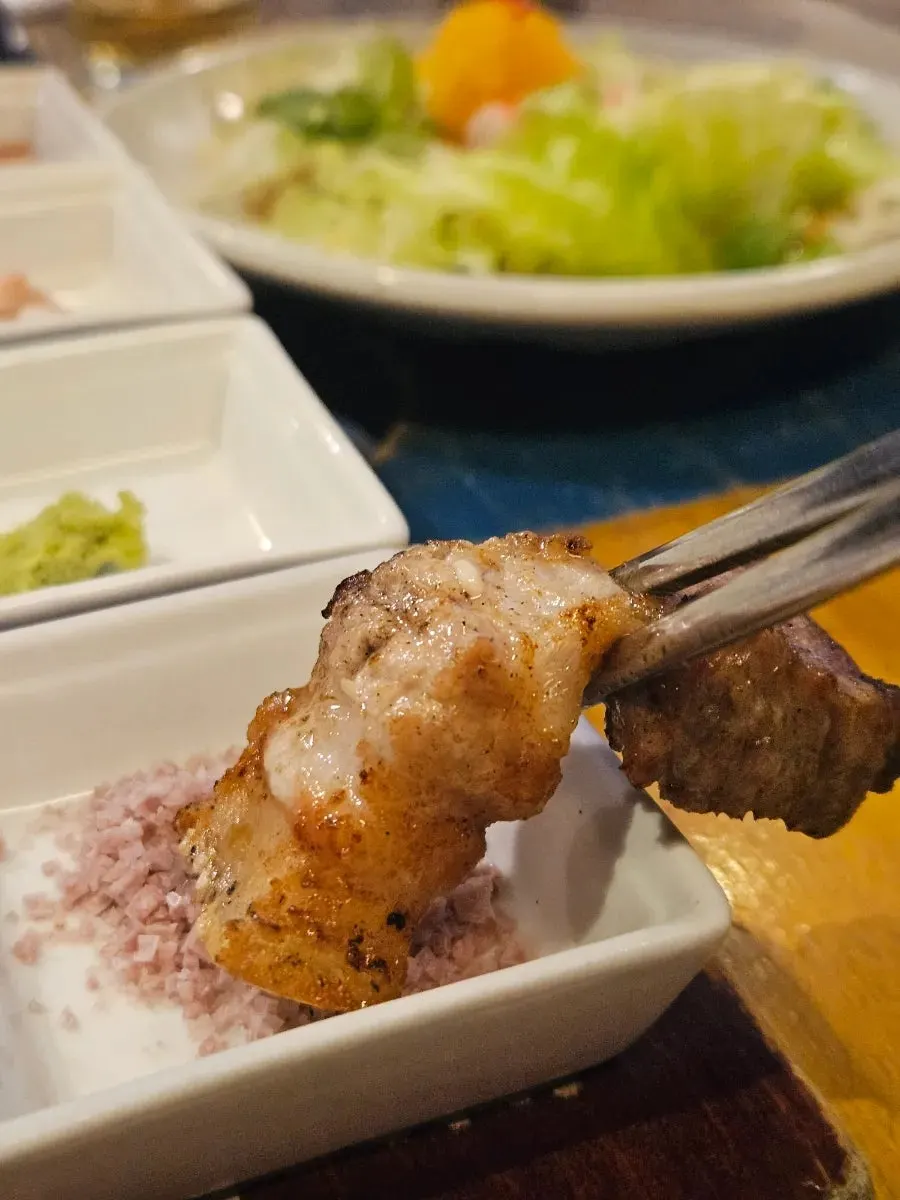 ワイン塩をつけて食べるユクトンリョンの炭火オギョプサル