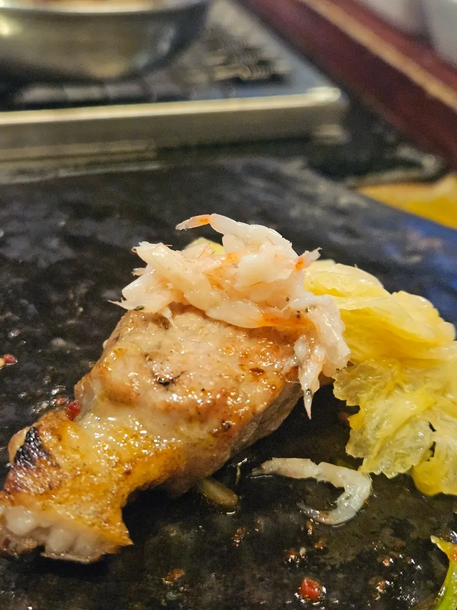 ミョンイナムルなどの副菜と一緒に食べるオギョプサル