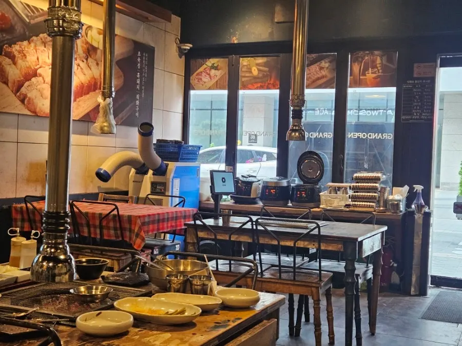 Yuktongnyeong menu with yukgyeopsal and meal options