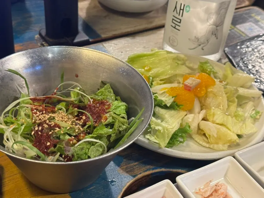 육통령 명동본점 샐러드와 기본 반찬