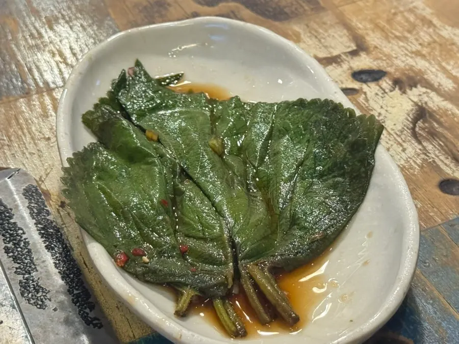 육통령 명동본점 식탁에 차려진 기본 반찬