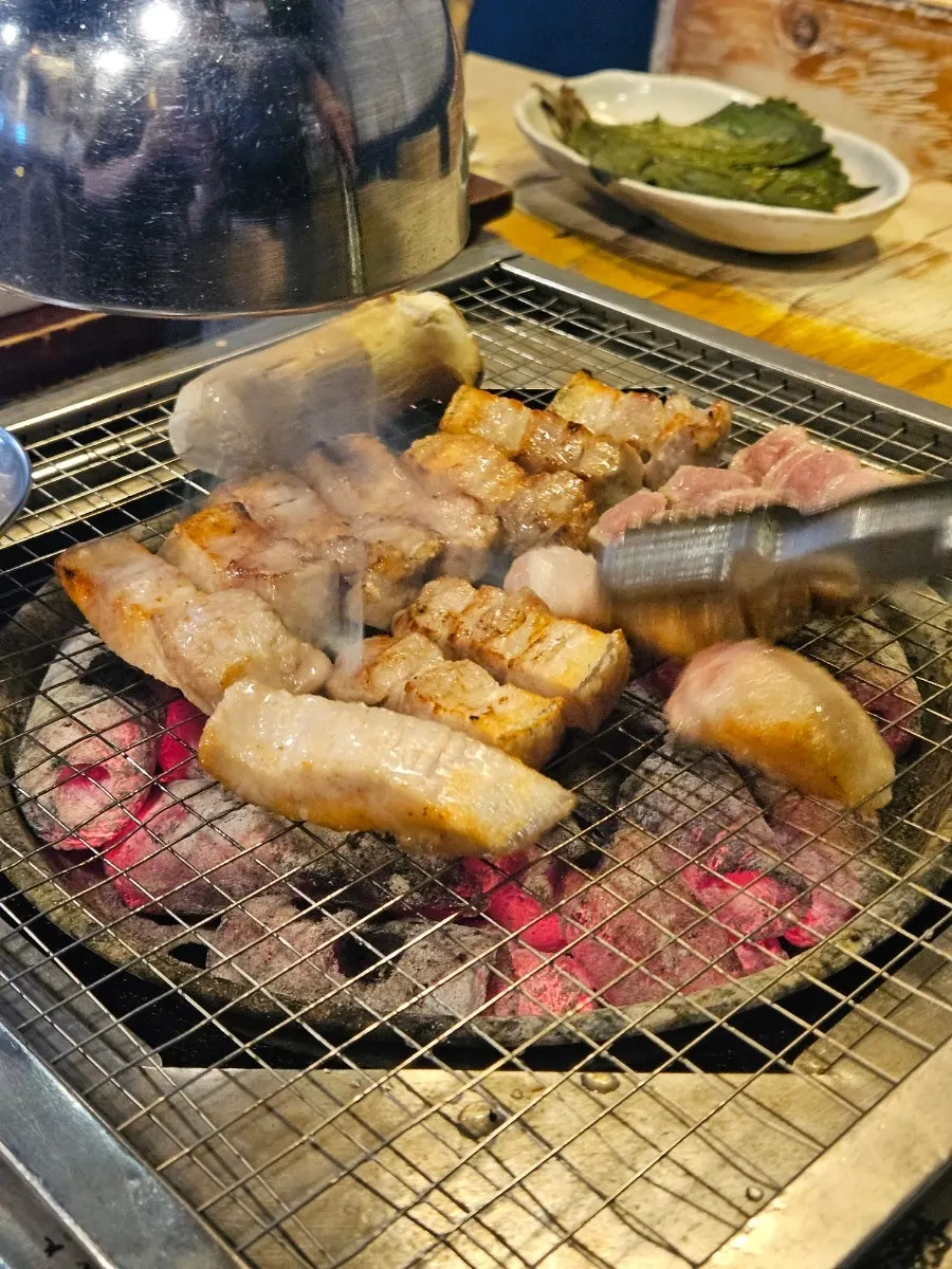 Yuktongnyeong yukgyeopsal grilled by staff