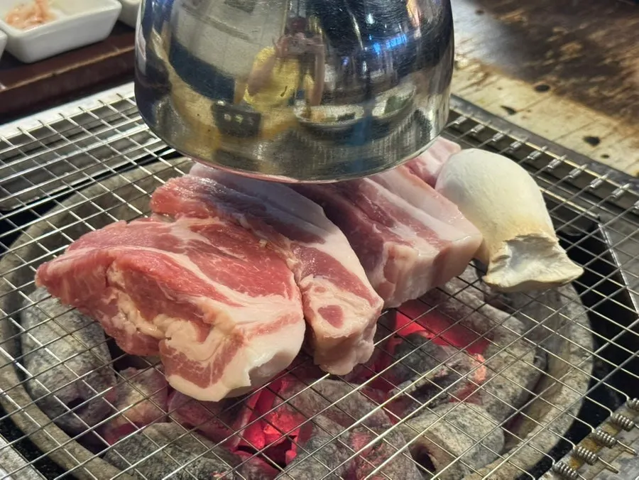육통령 명동본점에서 주문한 두툼한 오겹살과 목살