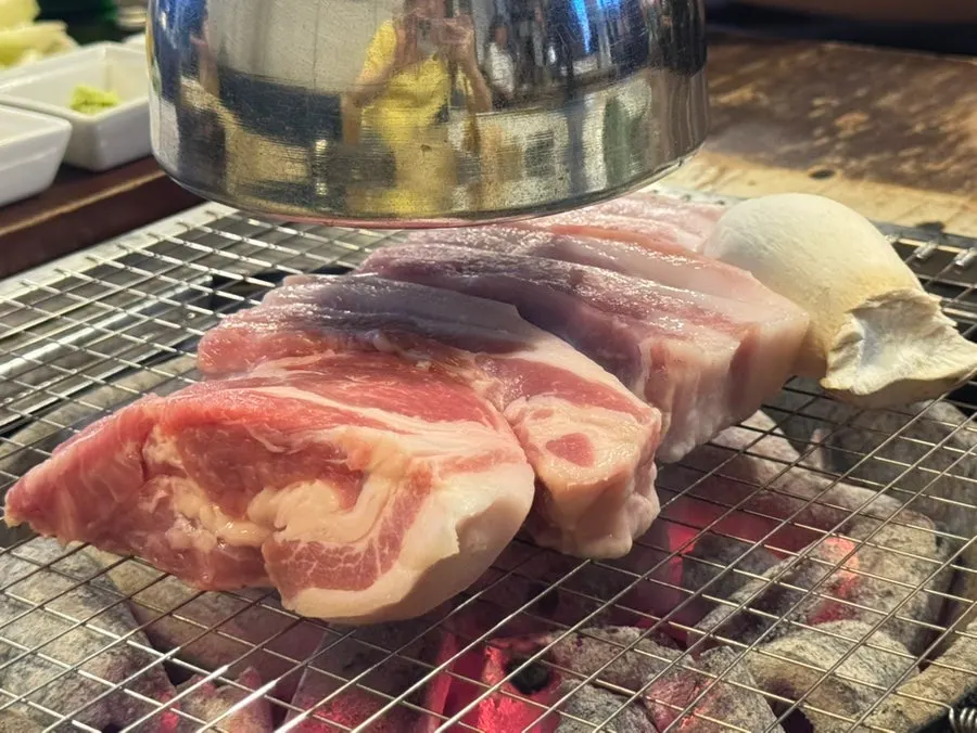 육통령 명동본점 두툼한 두께의 돼지고기