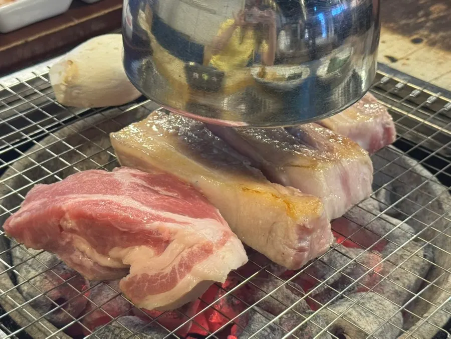육통령 명동본점 숯불에 굽는 오겹살과 목살