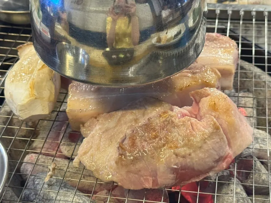 육통령 명동본점 두툼한 고기를 굽는 과정
