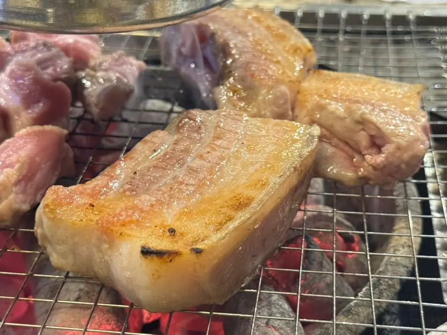 육통령 명동본점 숯불 위에서 익어가는 고기