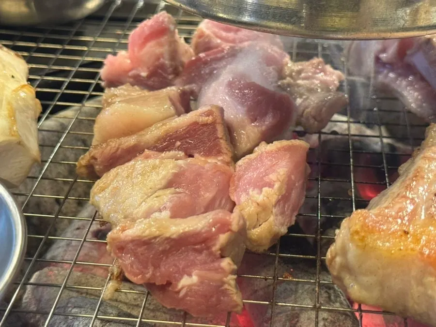 육통령 명동본점 오겹살과 목살의 숯불구이 과정