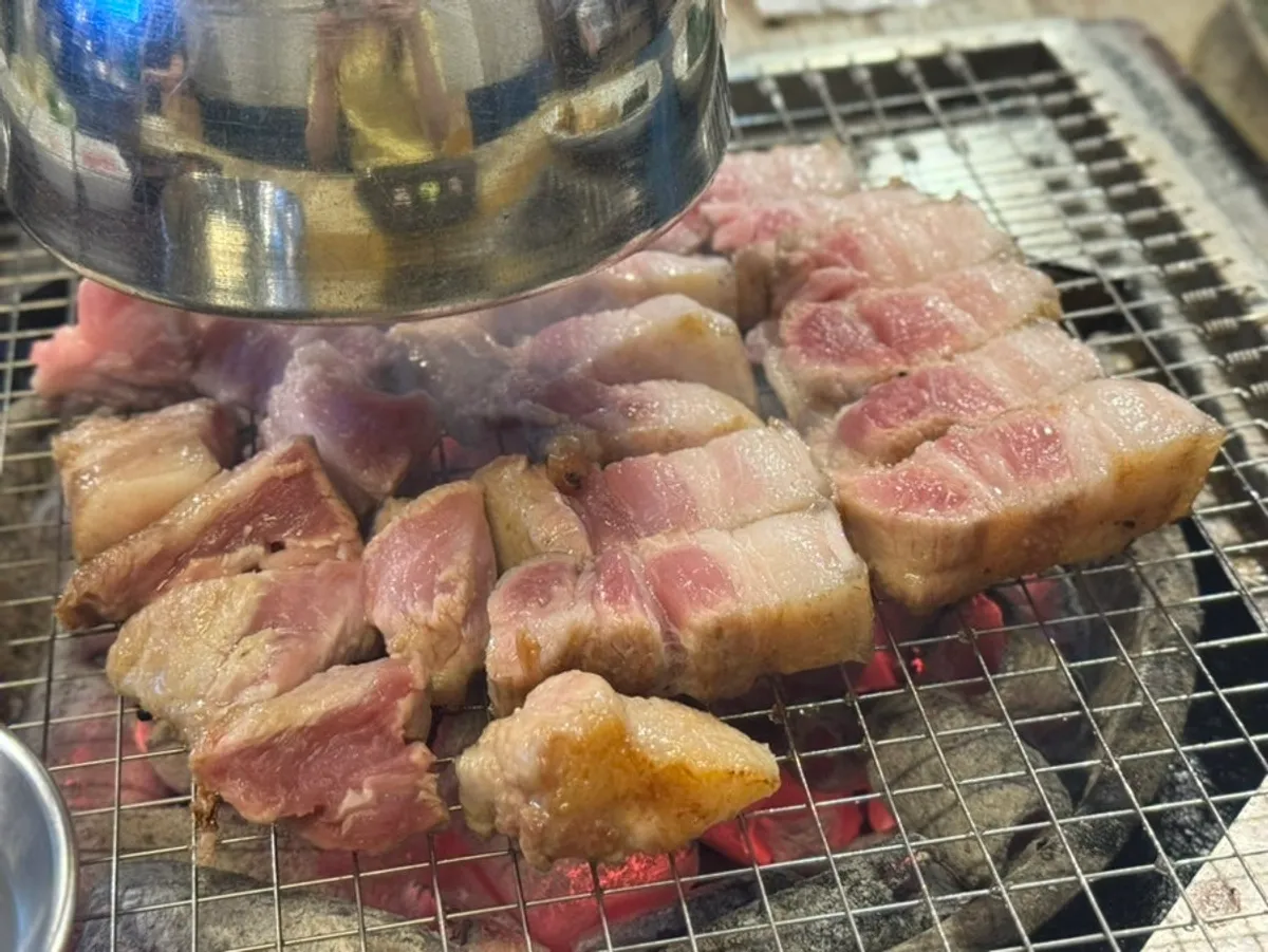 육통령 명동본점 숯불에 익어가는 두툼한 돼지고기