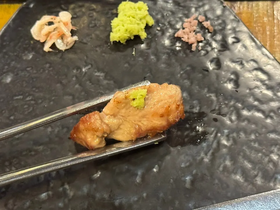 육통령 명동본점 새우젓을 곁들여 먹는 고기