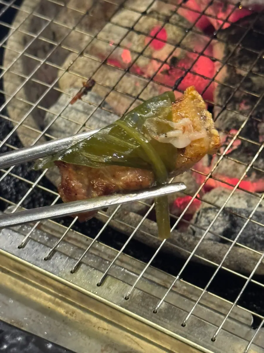 육통령 명동본점 여러 곁들임과 함께 먹는 고기