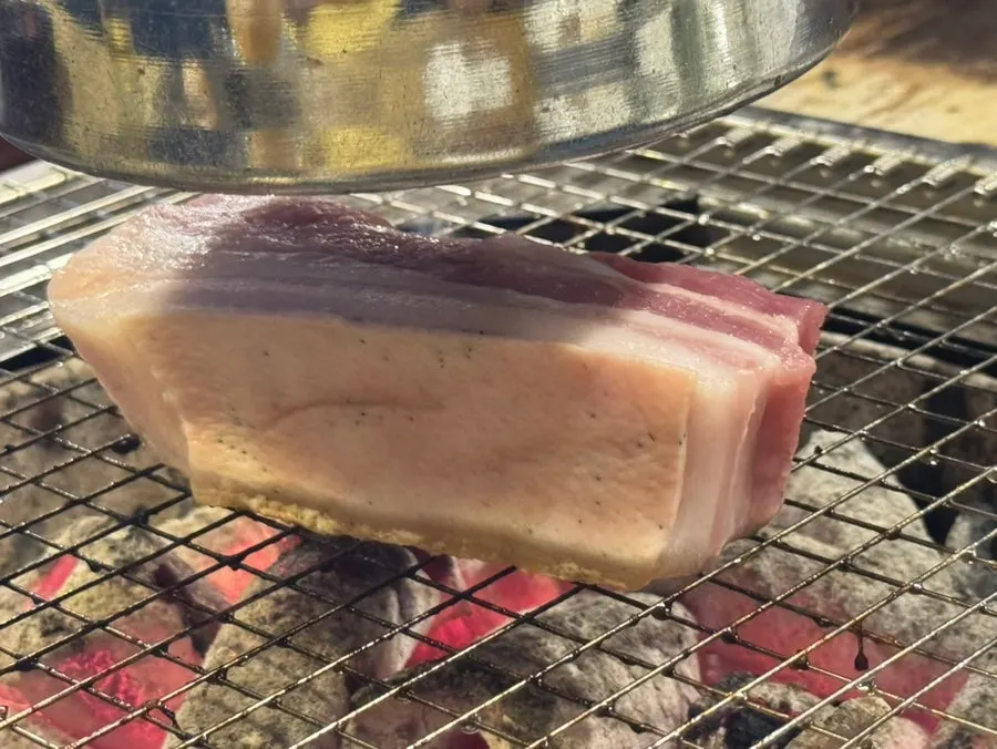 육통령 명동본점 김치와 절임 반찬을 곁들인 고기