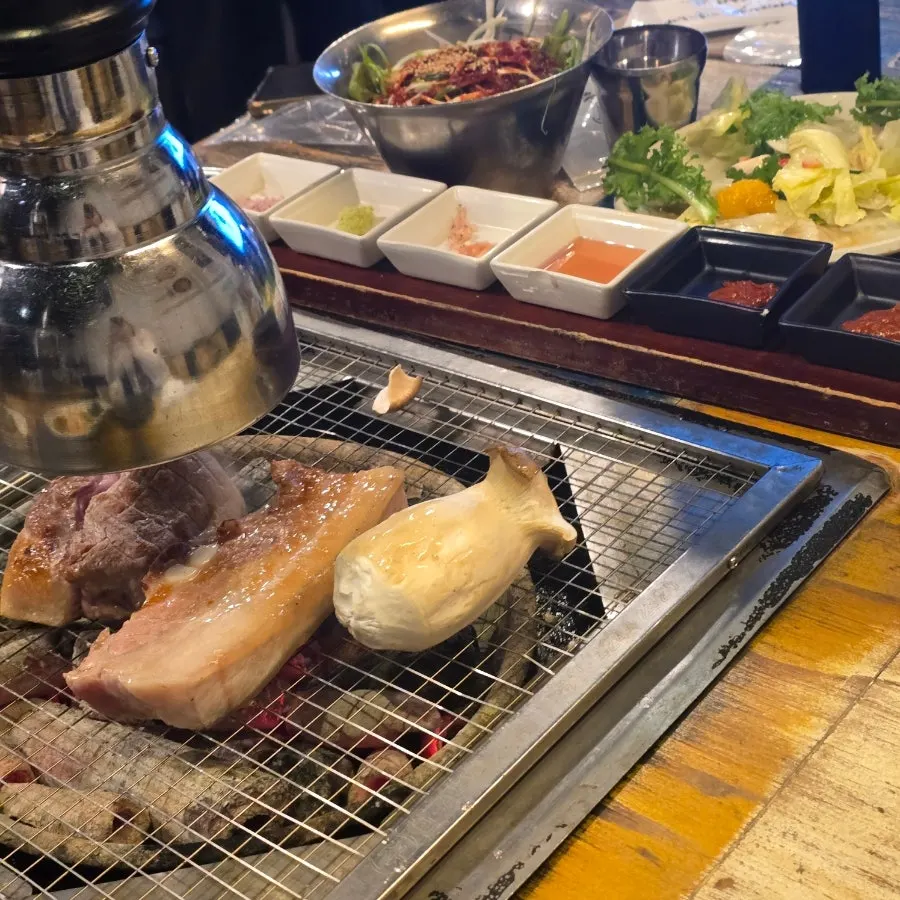 The dining hall at Yuktongnyeong Myeongdong Main Branch in early evening