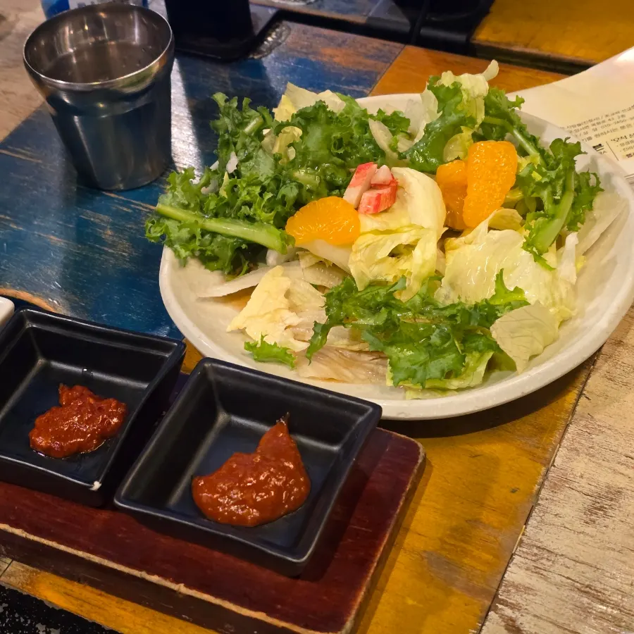 Basic side dishes including salad and scallion salad