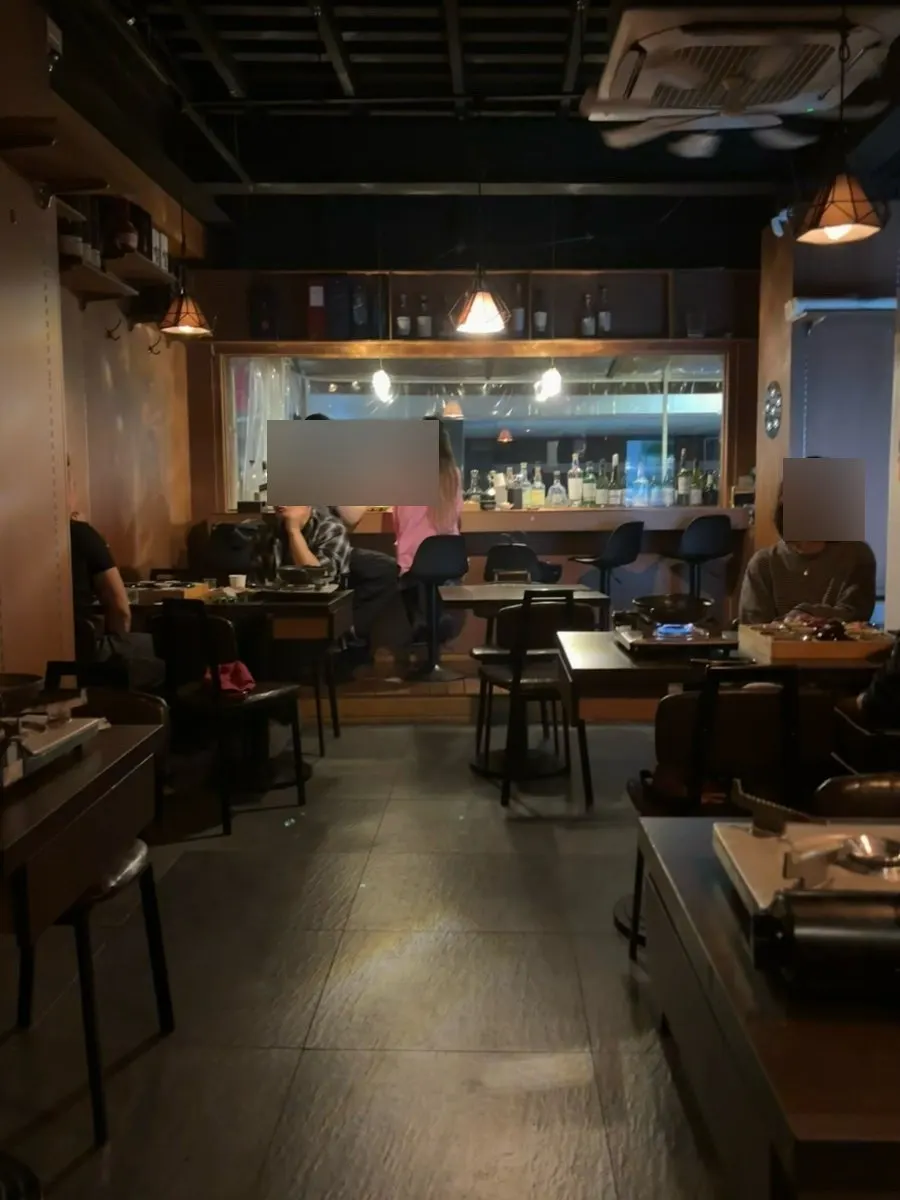 우드톤과 은은한 조명의 육연정 교동점 내부