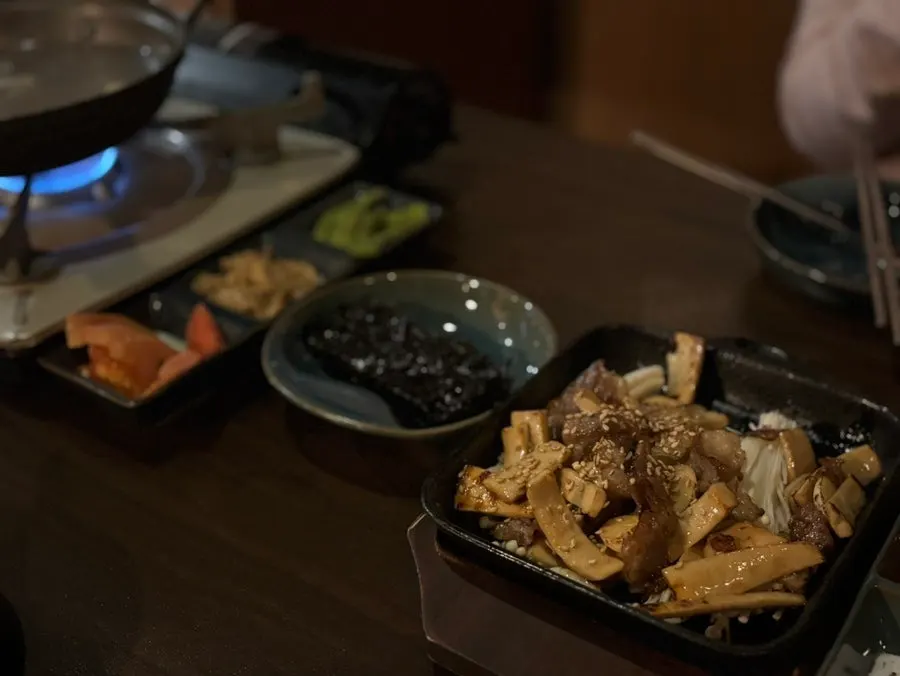완두콩과 볶음김치 등 육연정 기본 안주 상차림