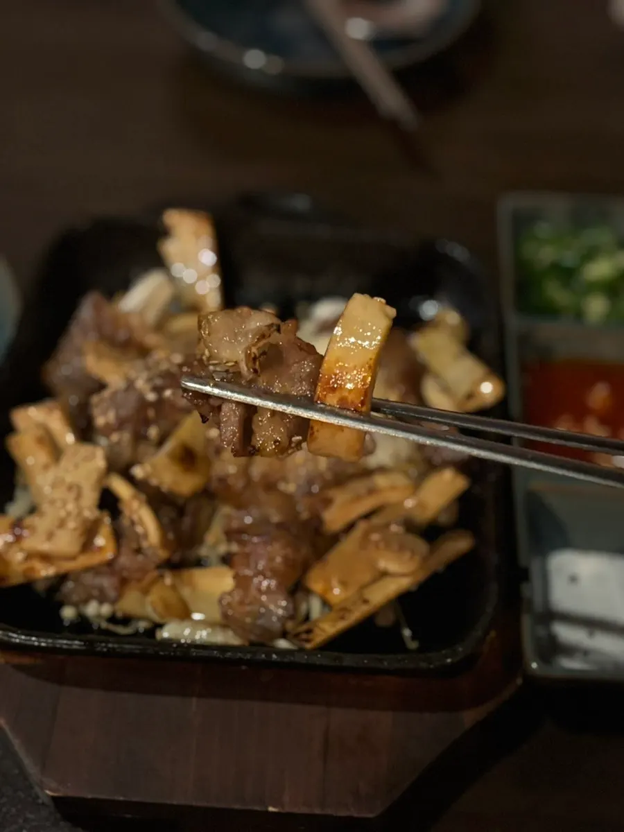 돌판에 나온 오드레기와 양지차돌 볶음