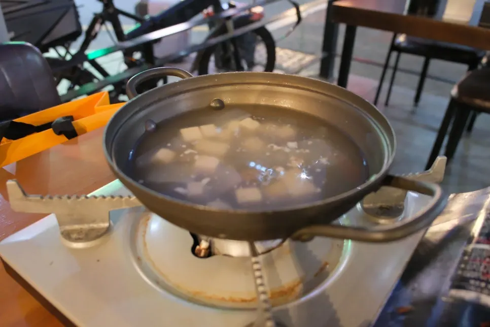 미니화로에 생치맛살을 굽는 모습
