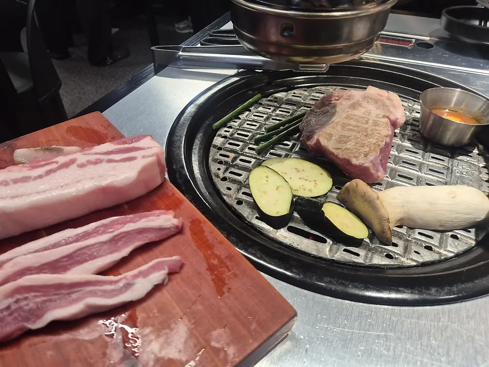 The full table spread of the ordered Yukjjip mixed platter