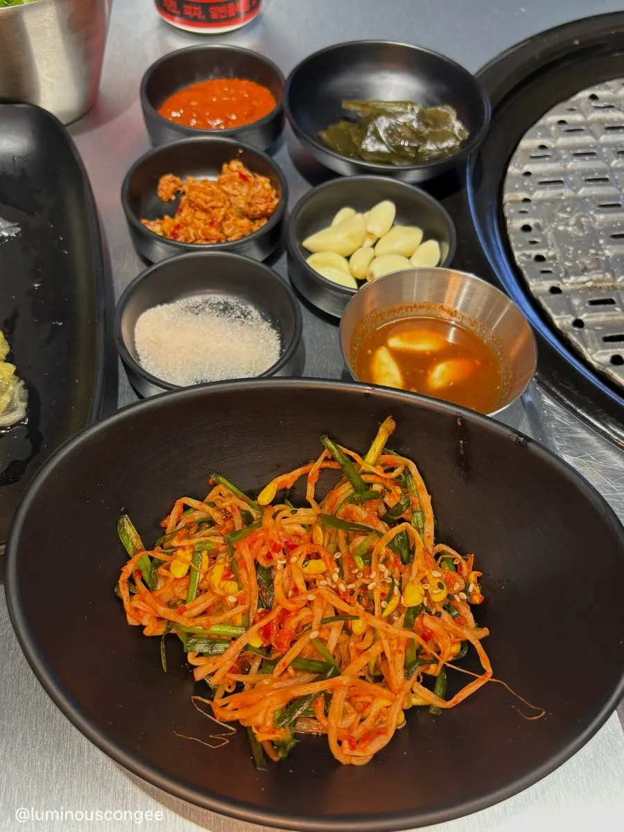 백김치와 파김치가 담긴 반찬 접시