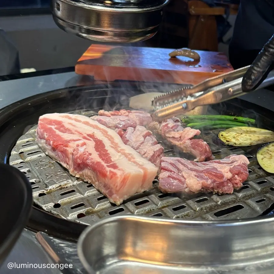 버섯과 가지를 함께 굽는 불판 위 고기