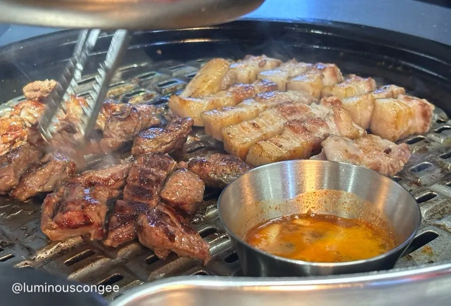 노릇하게 구워진 통삼겹과 갈매기살