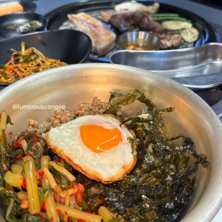긴 통에 담긴 구운 고기와 열무비빔밥