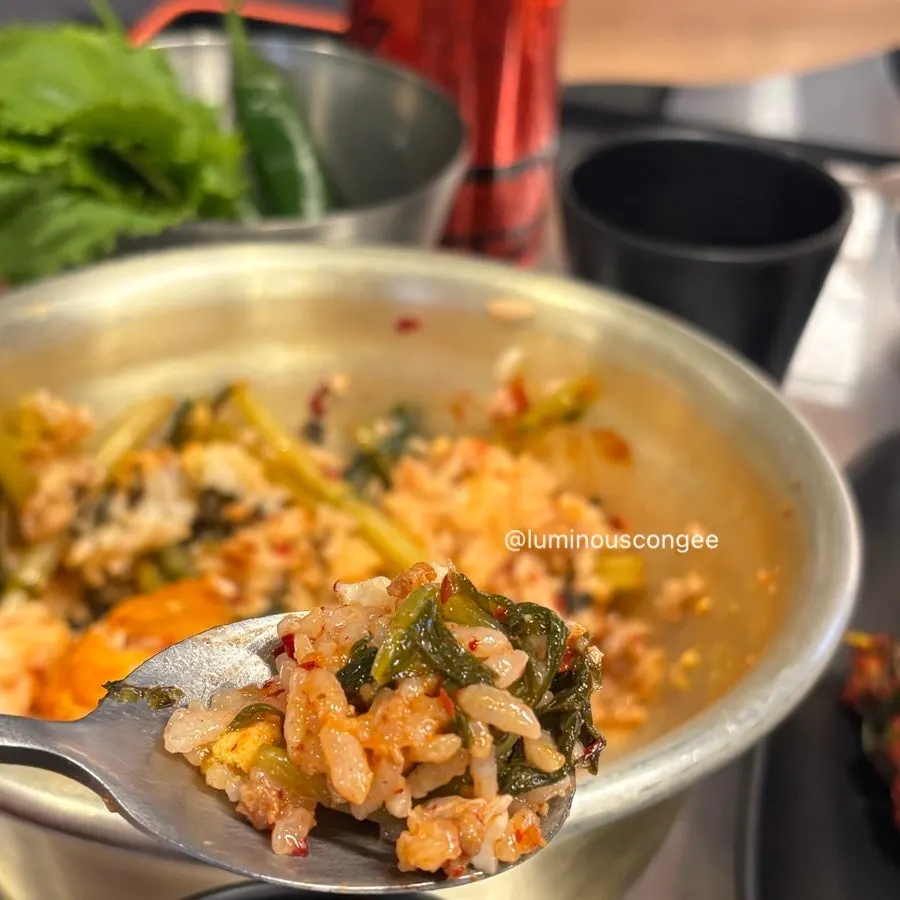 양념장을 넣어 비빈 열무비빔밥