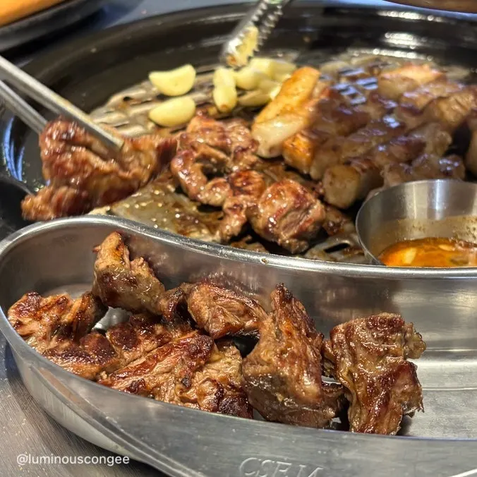 열무비빔밥 위에 올린 고기 한 점