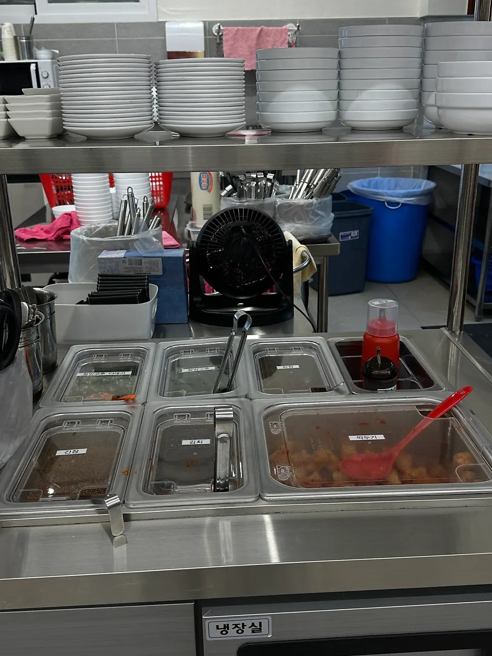 Spacious dining hall seating at Seosan Dongjuk Kalguksu