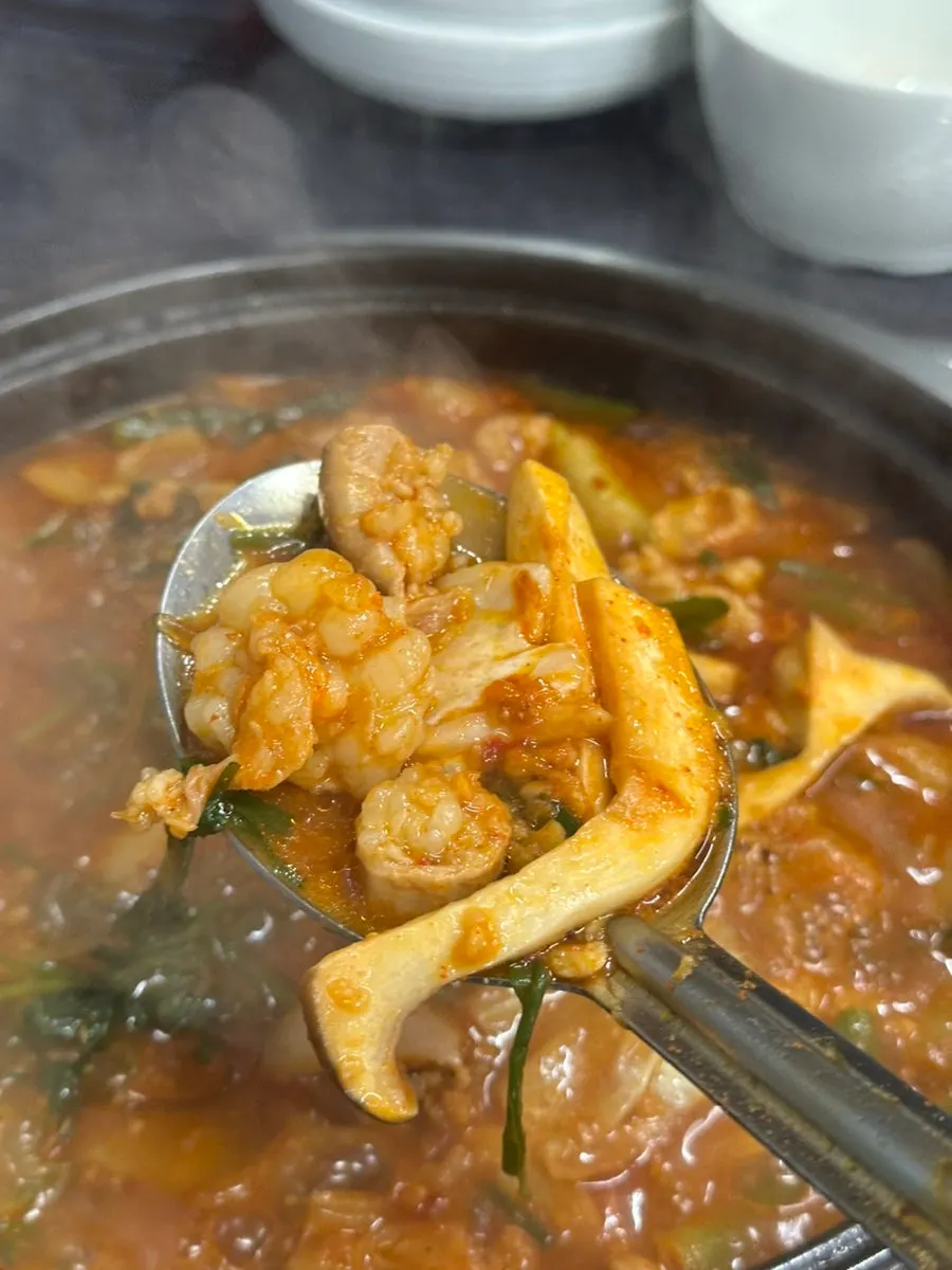 Gopchang hot pot beginning to boil