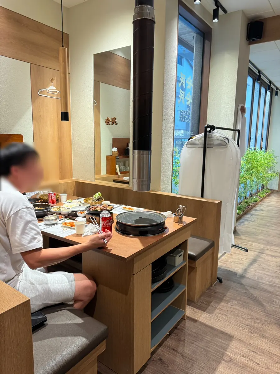 정돈된 고깃집 테이블 세팅