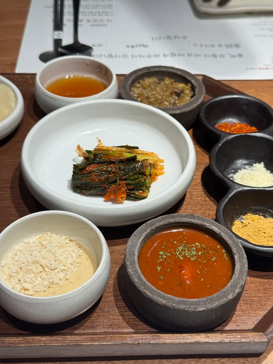고기와 곁들여 먹는 여러 가지 반찬