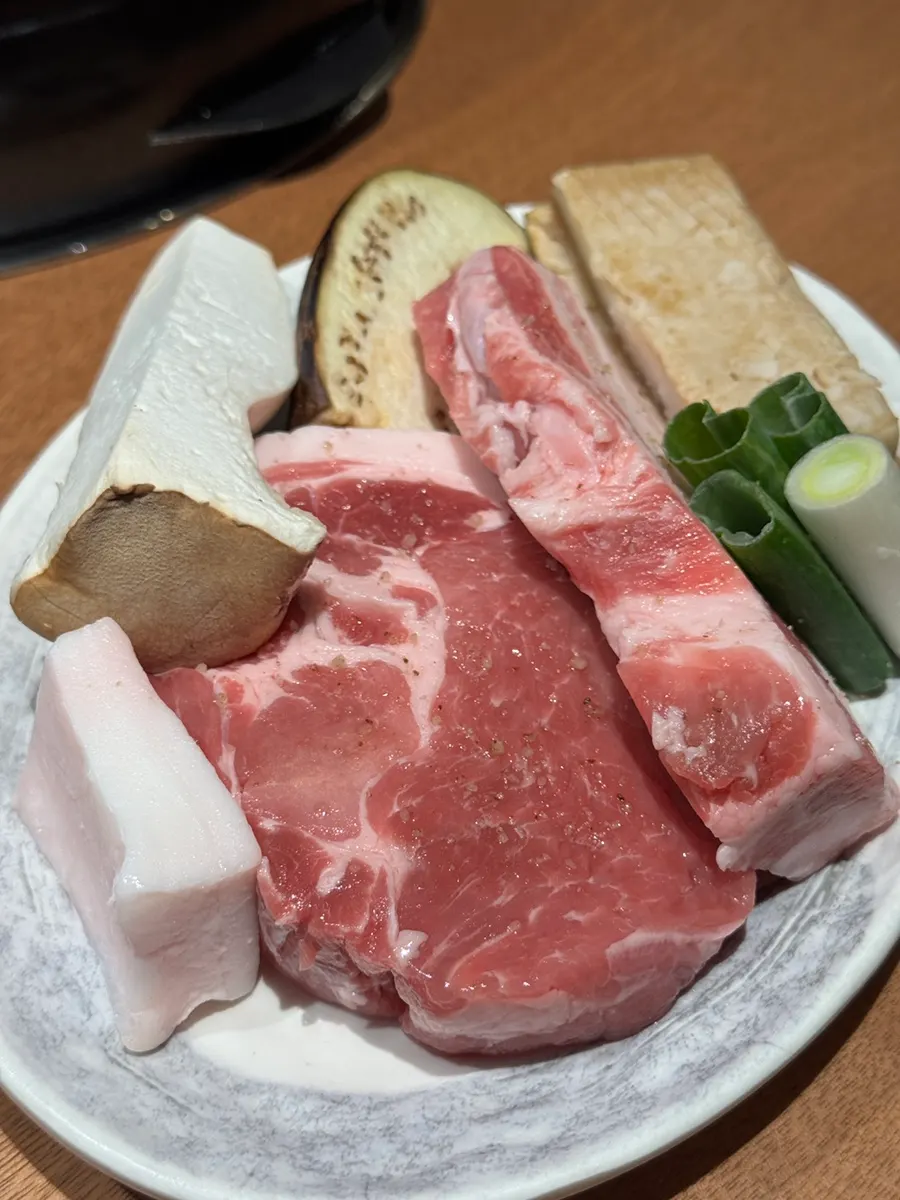 여러 부위가 담긴 생고기 접시