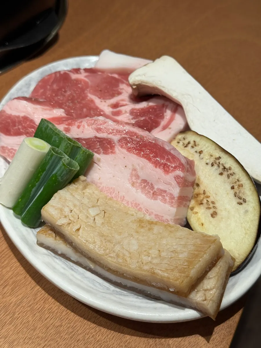 숯불 위에 올려진 두툼한 고기