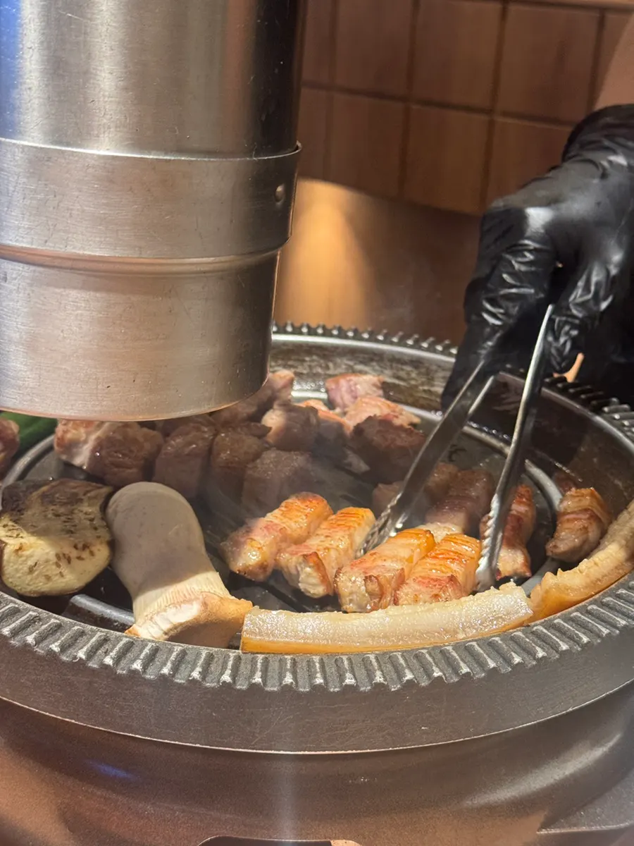 숯불에 노릇하게 익어가는 목살