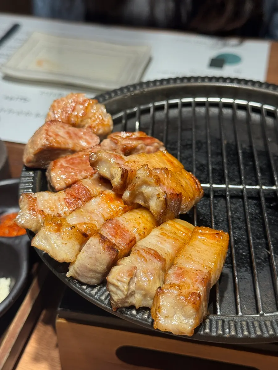 먹기 좋게 잘린 숯불 목살
