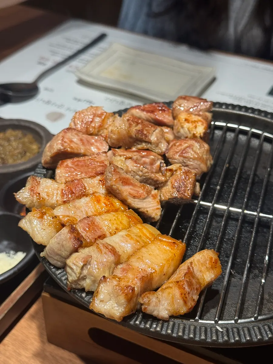 상추에 삼겹살과 파채를 올린 쌈