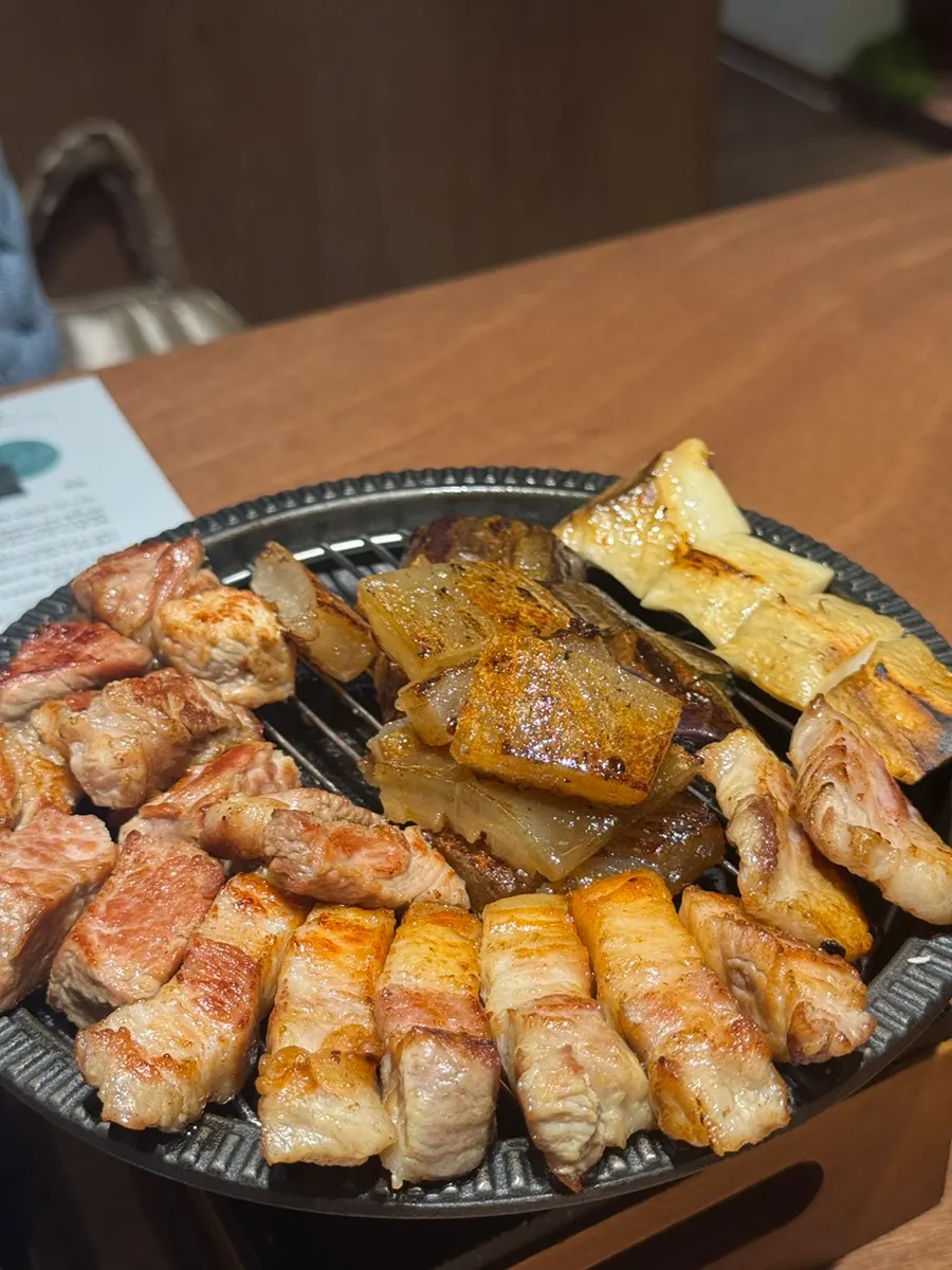 고기와 함께 놓인 크림생맥주