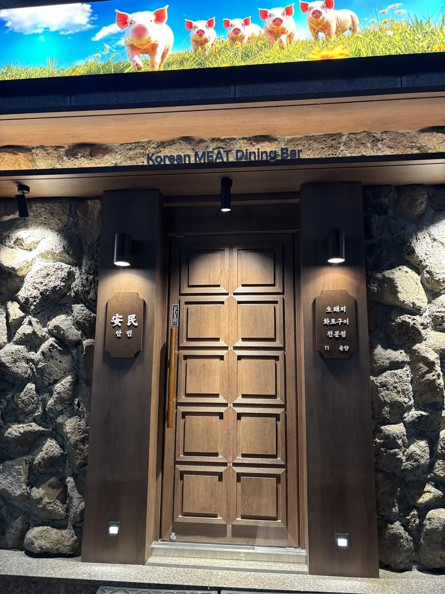 豚の飾りがある店舗外観