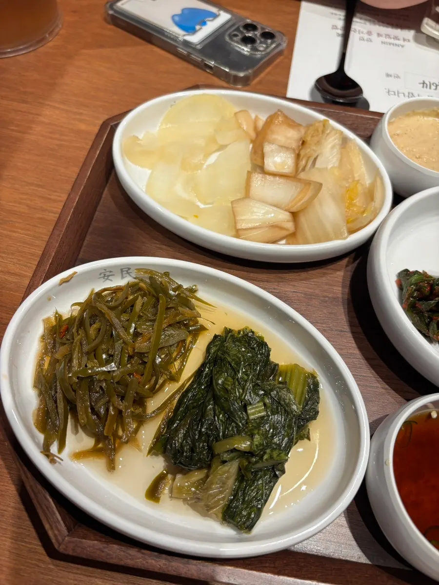 보리차로 추정되는 식수