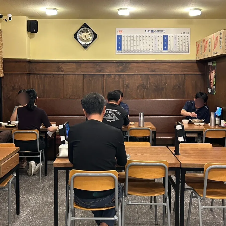 늦은 평일 밤 매장 내부