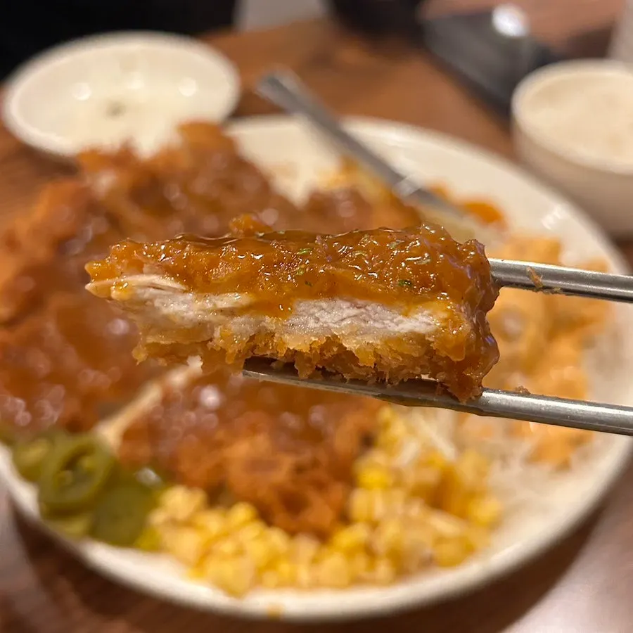 공기밥과 함께 나온 경양식돈가스