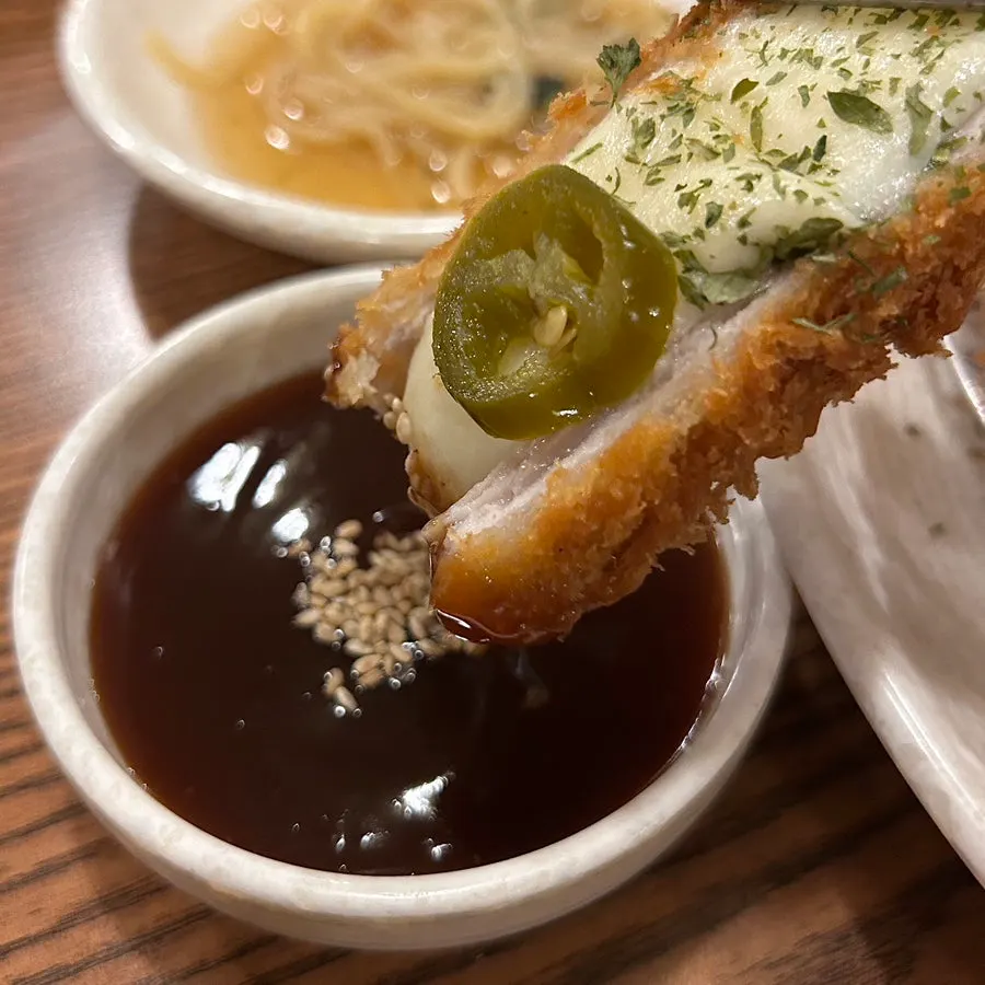 할라피뇨를 올린 치즈돈까스 한입