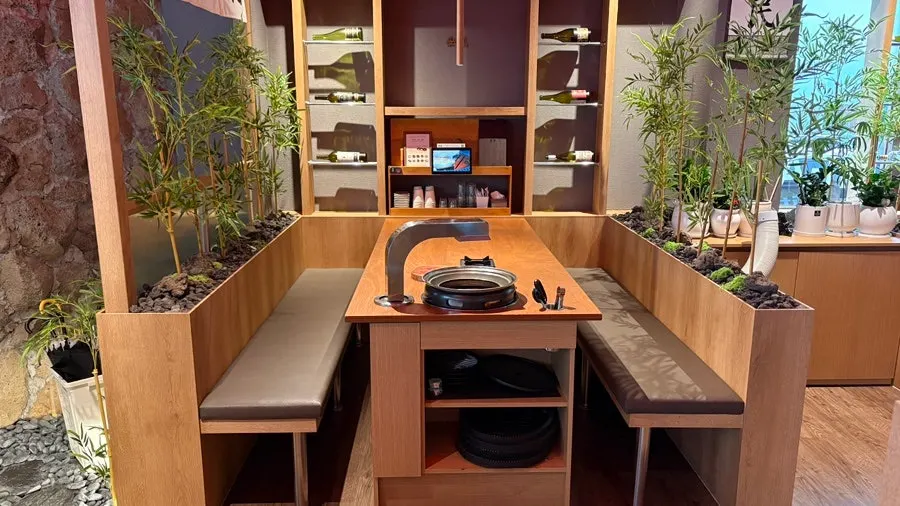 Individually separated seating at Anmin Yullyang