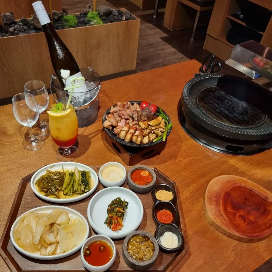 미니화로에 옮겨 담은 구운 고기 한상