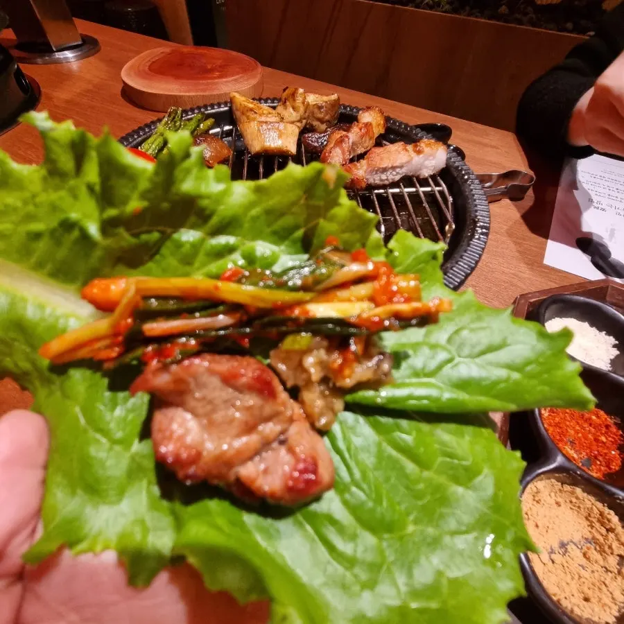 상추와 파김치를 곁들인 삼겹살 쌈