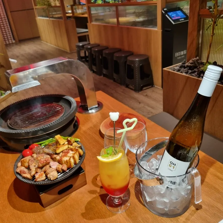한방 약재로 맛을 낸 돼지 껍데기 구이